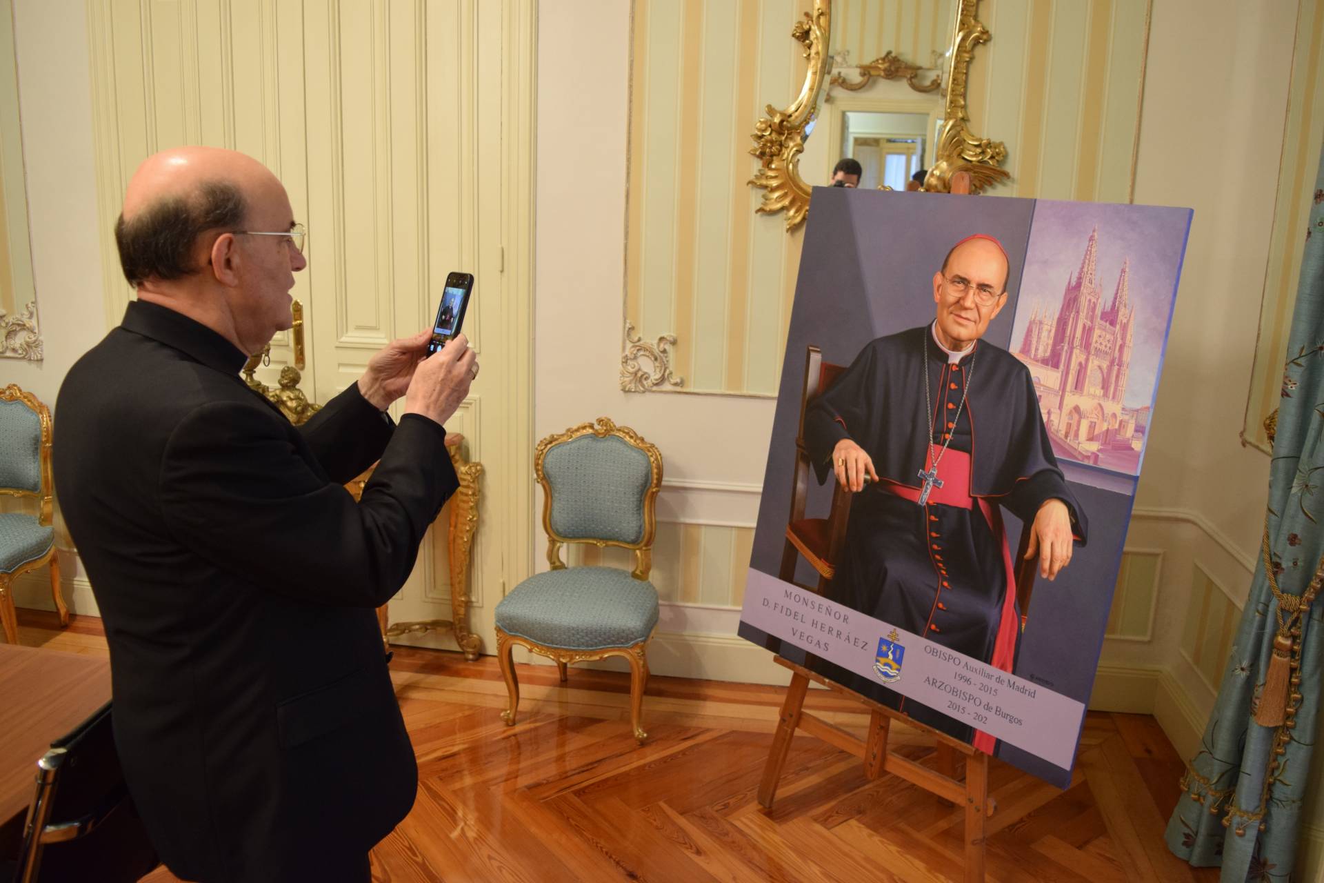 Cándido Pérez Palma pinta el retrato del arzobispo que lucirá en la capilla de Santa Catalina 9 candido perez palma arzobispo_11