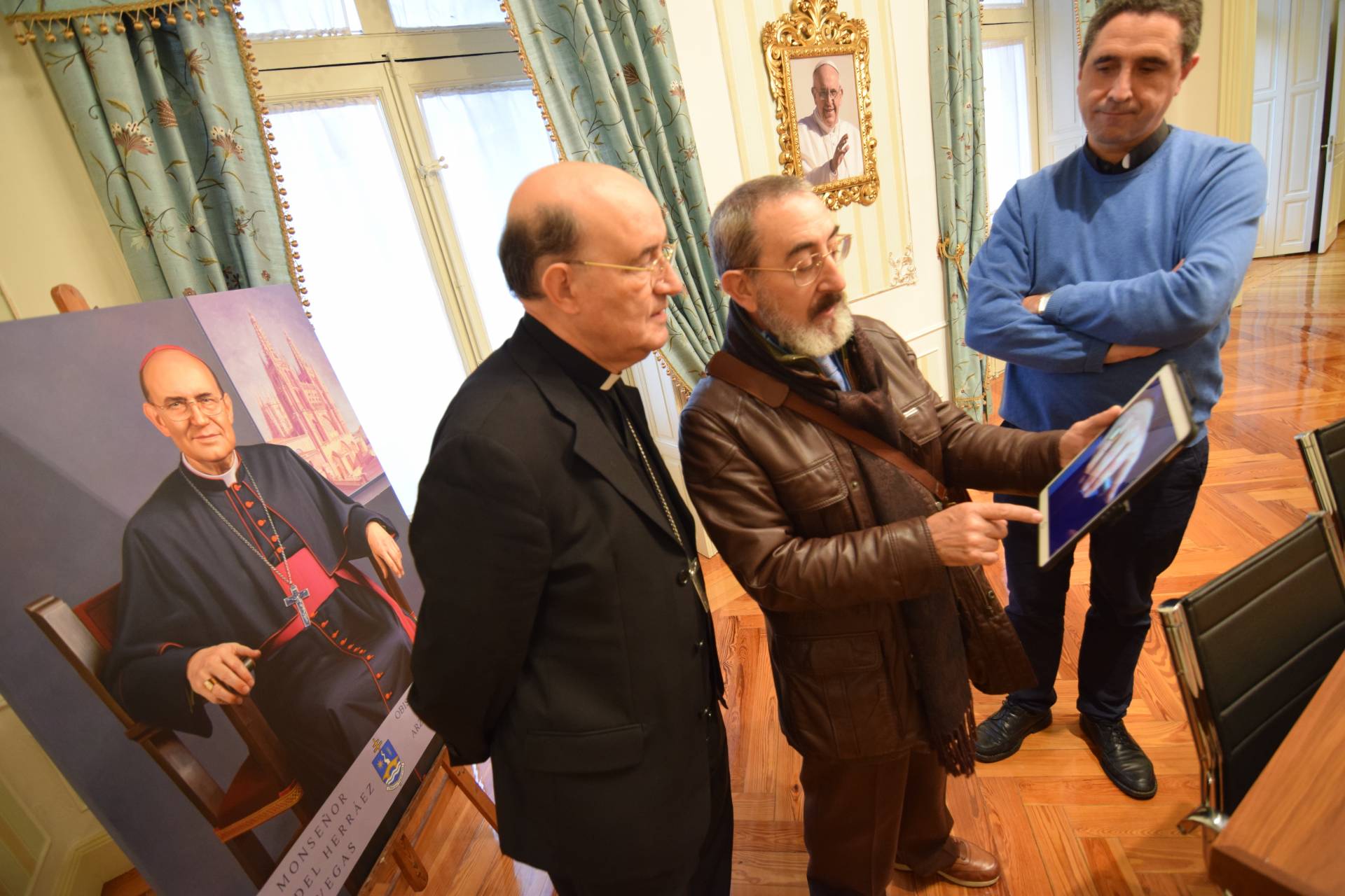 Cándido Pérez Palma pinta el retrato del arzobispo que lucirá en la capilla de Santa Catalina 5 candido perez palma arzobispo_6