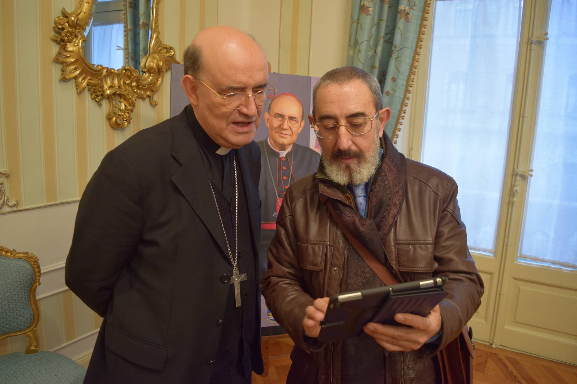 Cándido Pérez Palma pinta el retrato del arzobispo que lucirá en la capilla de Santa Catalina 6 candido perez palma arzobispo_8