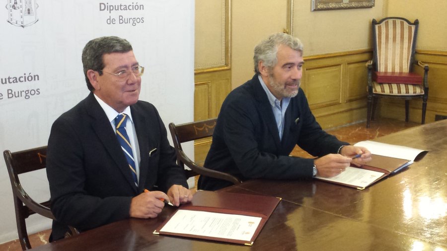 Cáritas y Diputación renuevan su compromiso social en la zona rural 1 El presidente de la Diputación y el director de Cáritas firmaron ayer el convenio.