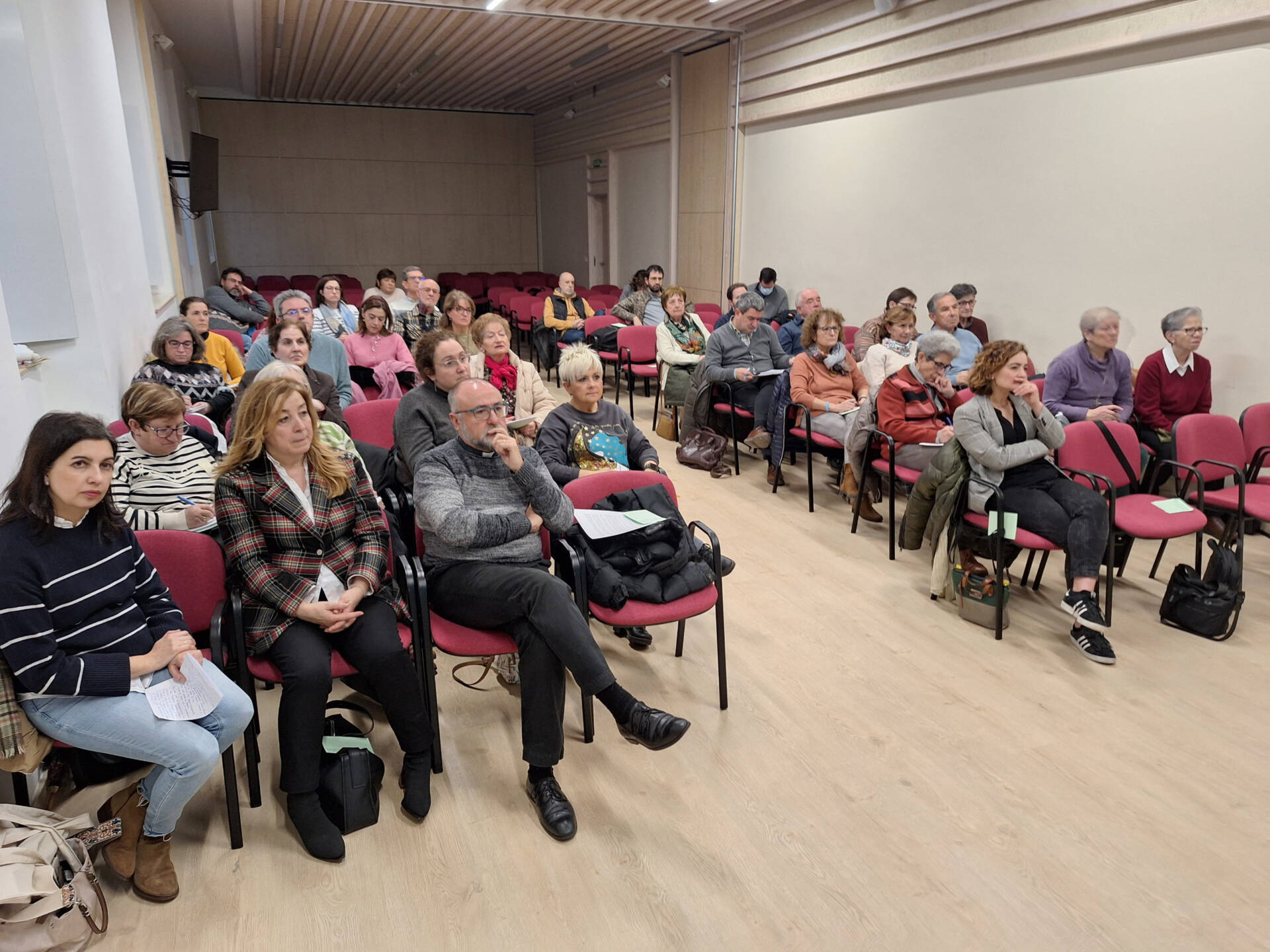 Centrar el proceso en la persona y saber escuchar, claves en el acompañamiento 3 Centrar el proceso en la persona, clave en el acompañamiento a grupos de vida