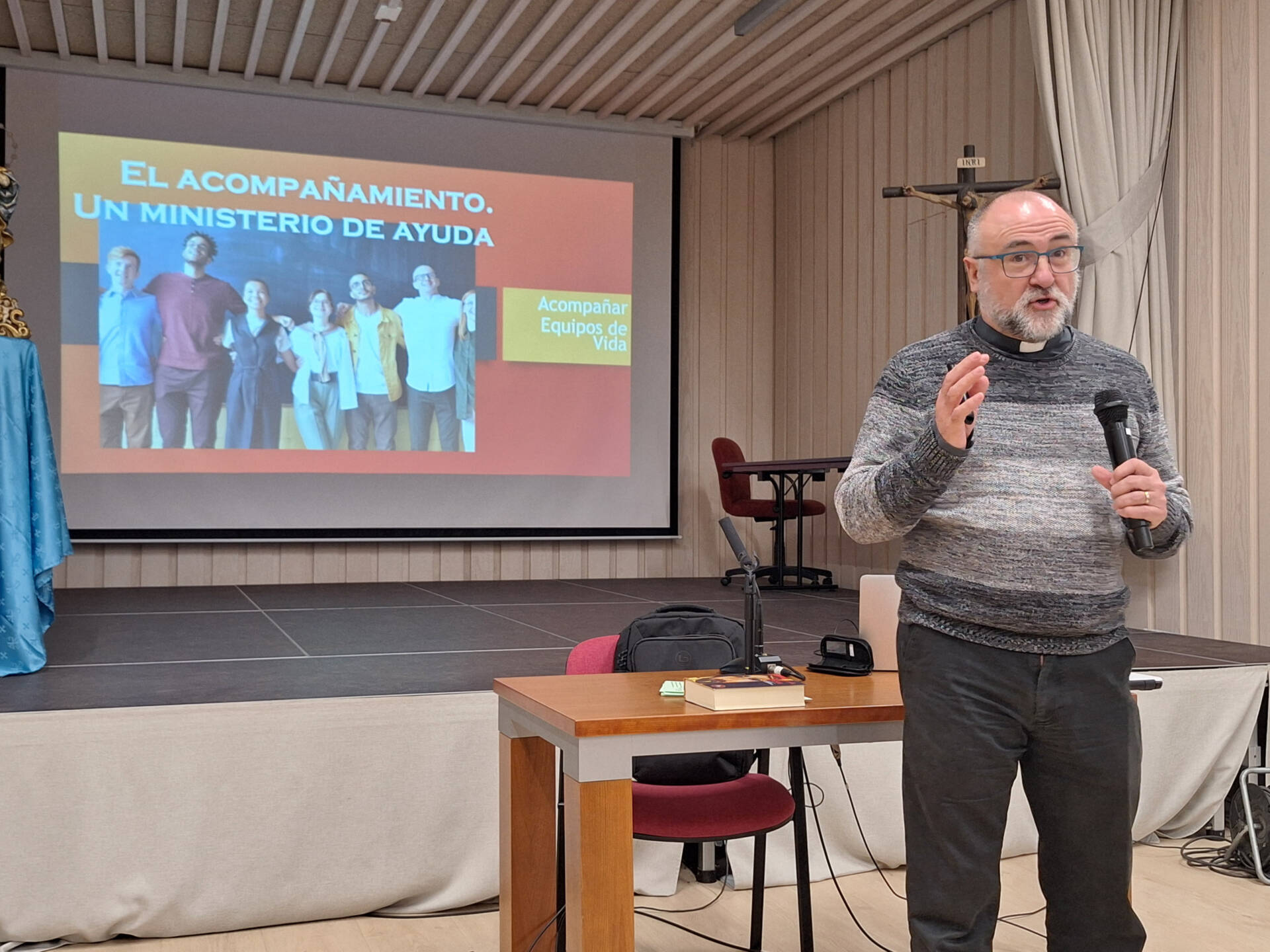 Centrar el proceso en la persona y saber escuchar, claves en el acompañamiento 2 Centrar el proceso en la persona, clave en el acompañamiento a grupos de vida