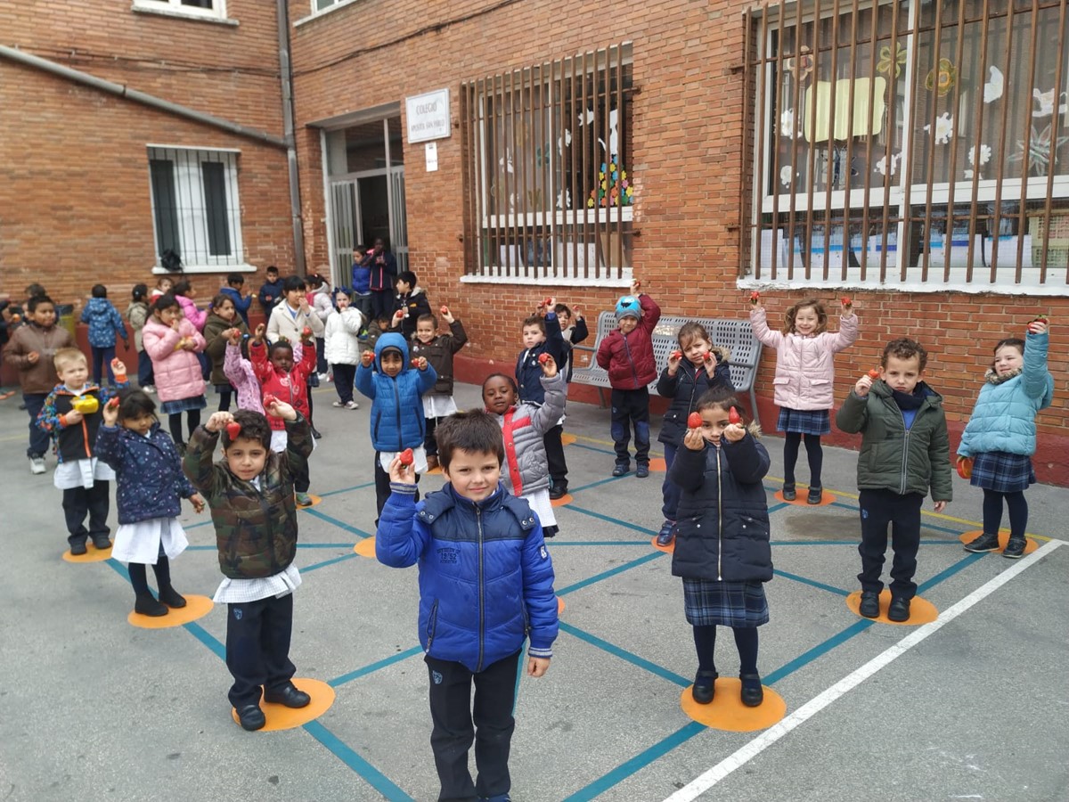 lOs alumnos del centro almuerzan fresas en el recreo.