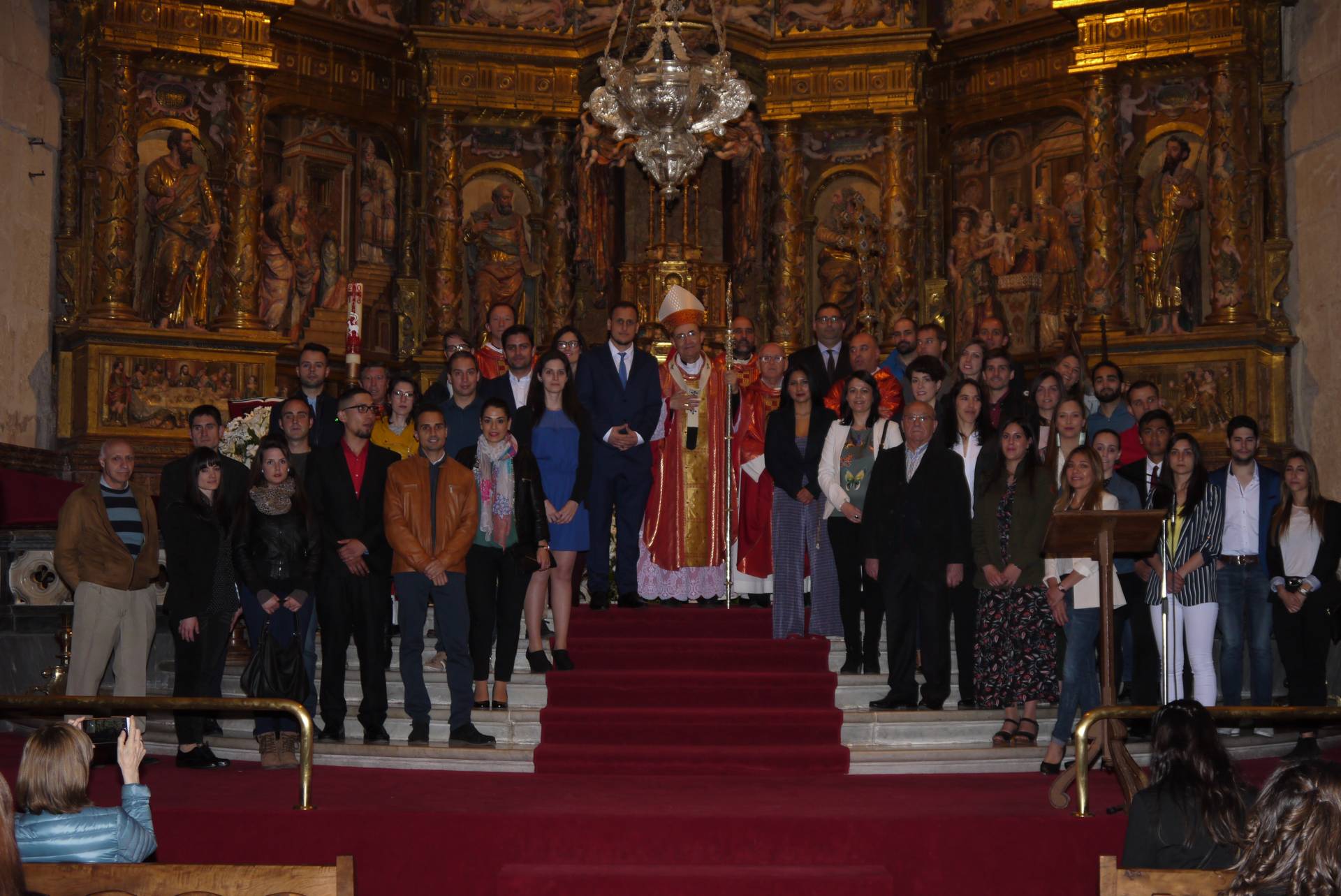 El arzobispo confirma a 38 adultos en la vigilia de Pentecostés 1 El arzobispo, con los que recibieron el sacramento.