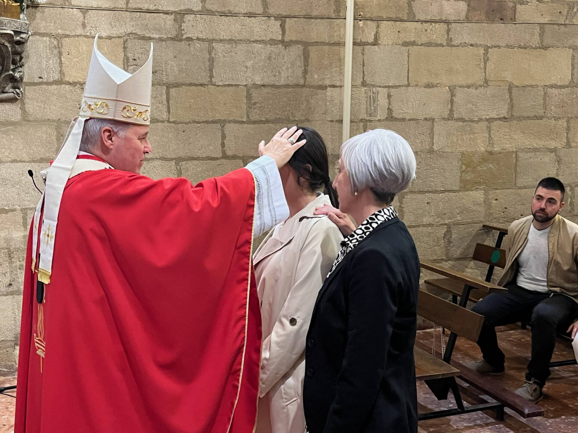 La archidiócesis ha celebrado cerca de 90 confirmaciones de adultos durante este curso 2 confirmaciones-adultos_00002