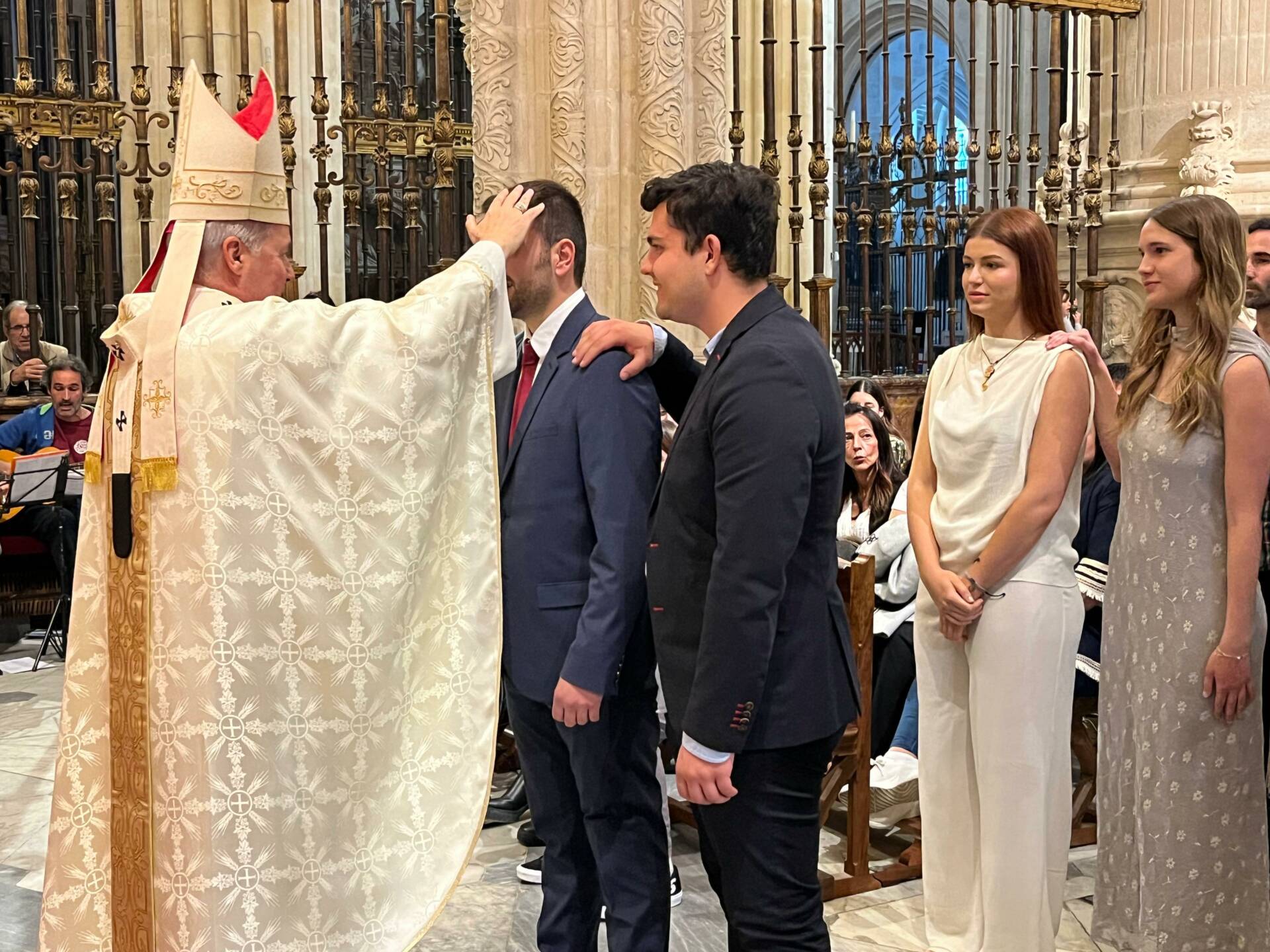 La archidiócesis ha celebrado cerca de 90 confirmaciones de adultos durante este curso 6 confirmaciones-adultos_02