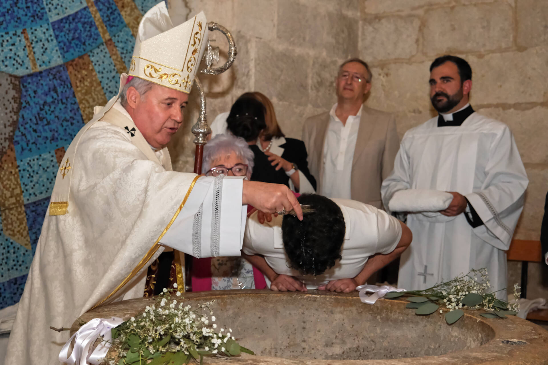 «Lo más importante es un encuentro con Jesucristo en la Iglesia» 2 confirmaciones adultos 05