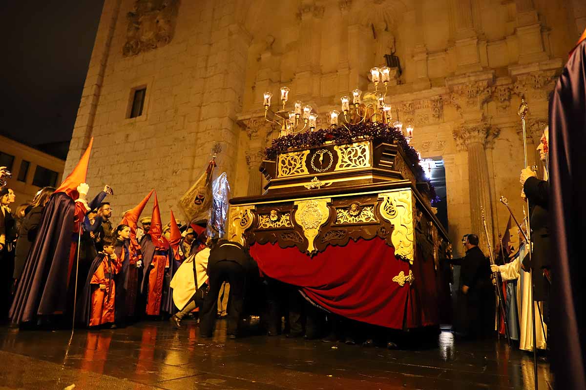 La «Coronación de espinas» desafía a la lluvia y procesiona por primera vez el Miércoles Santo 1 Foto: Burgosconecta.es.