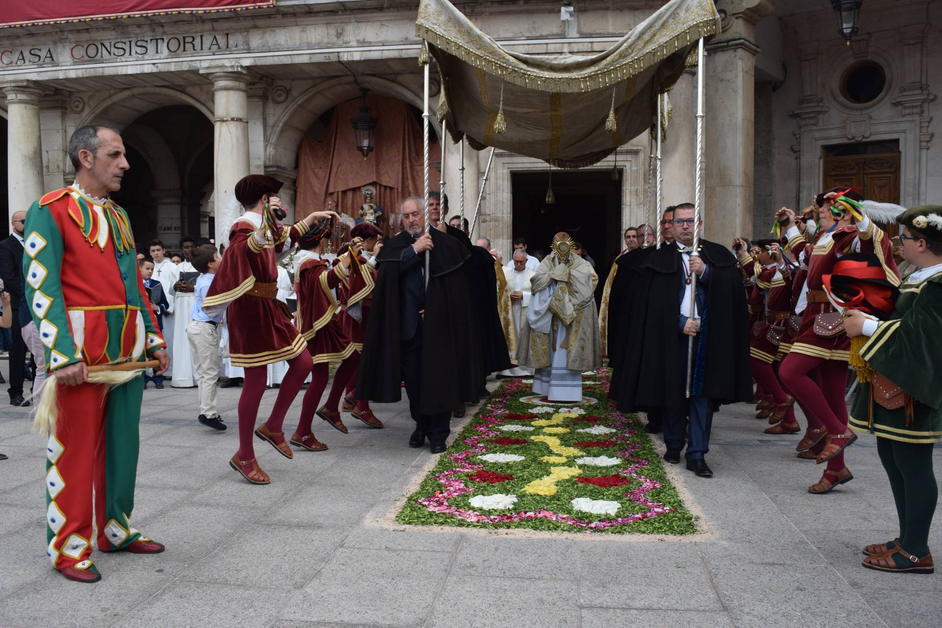 Una tarde calurosa permite a miles de burgaleses participar en la procesión del Corpus Christi 3 corpus christi burgos_29