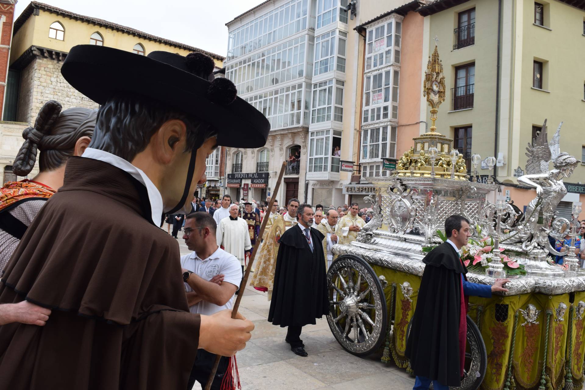 Una tarde calurosa permite a miles de burgaleses participar en la procesión del Corpus Christi 5 corpus christi burgos_46