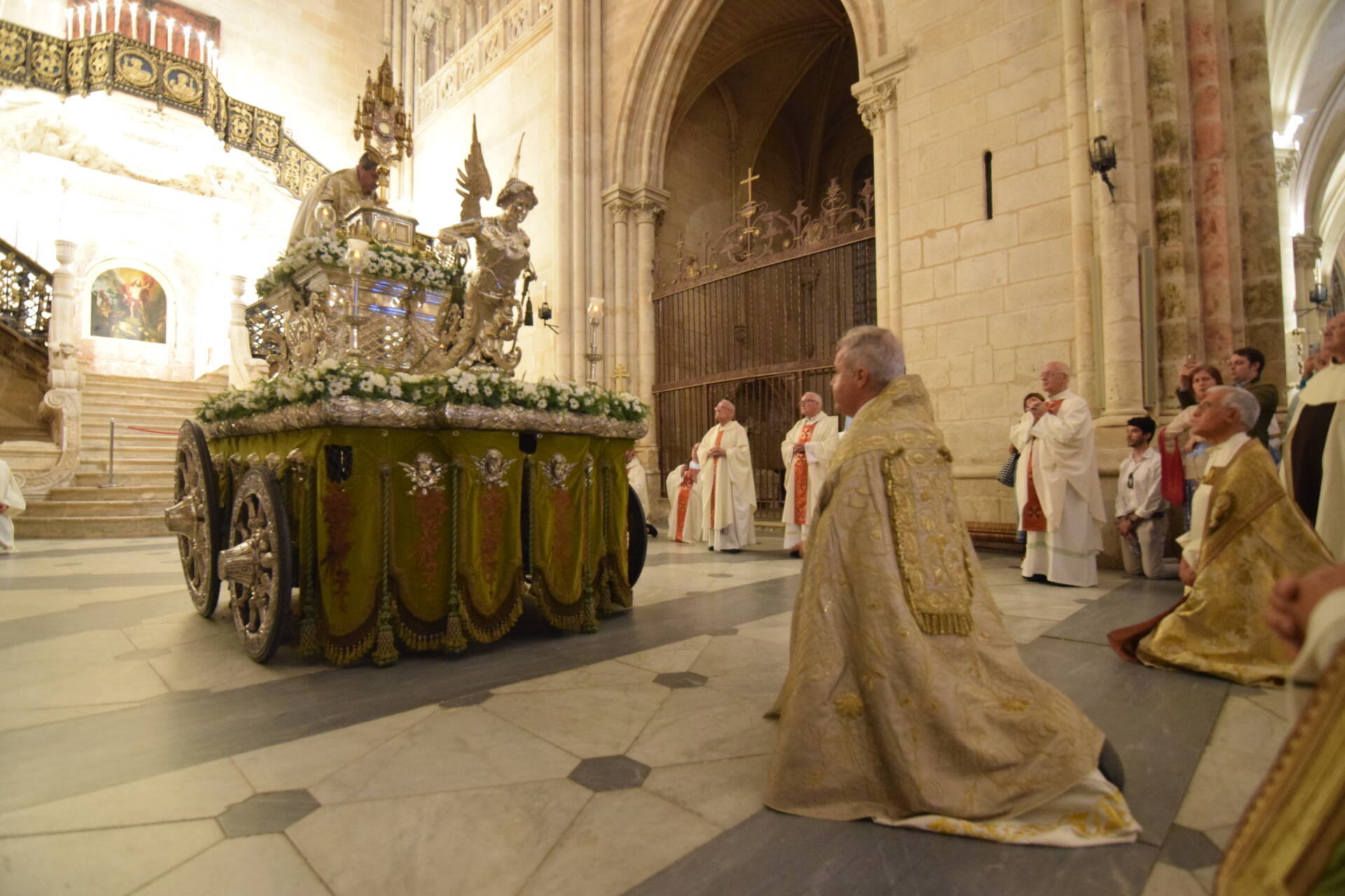 «La paz que el mundo necesita solo brota de un corazón convertido por la Eucaristía» 5 Corpus Christi Burgos eucaristía