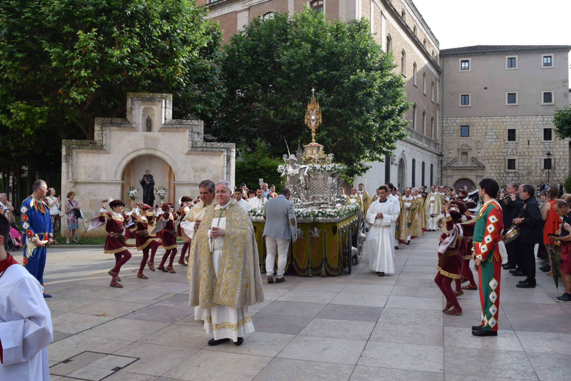 «La paz que el mundo necesita solo brota de un corazón convertido por la Eucaristía» 2 Corpus Christi Burgos eucaristía