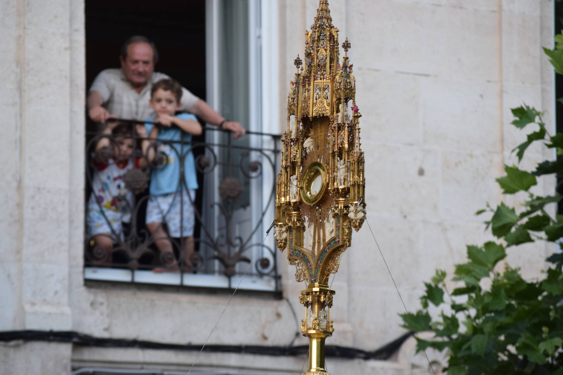 «La paz que el mundo necesita solo brota de un corazón convertido por la Eucaristía» 4 Corpus Christi Burgos eucaristía