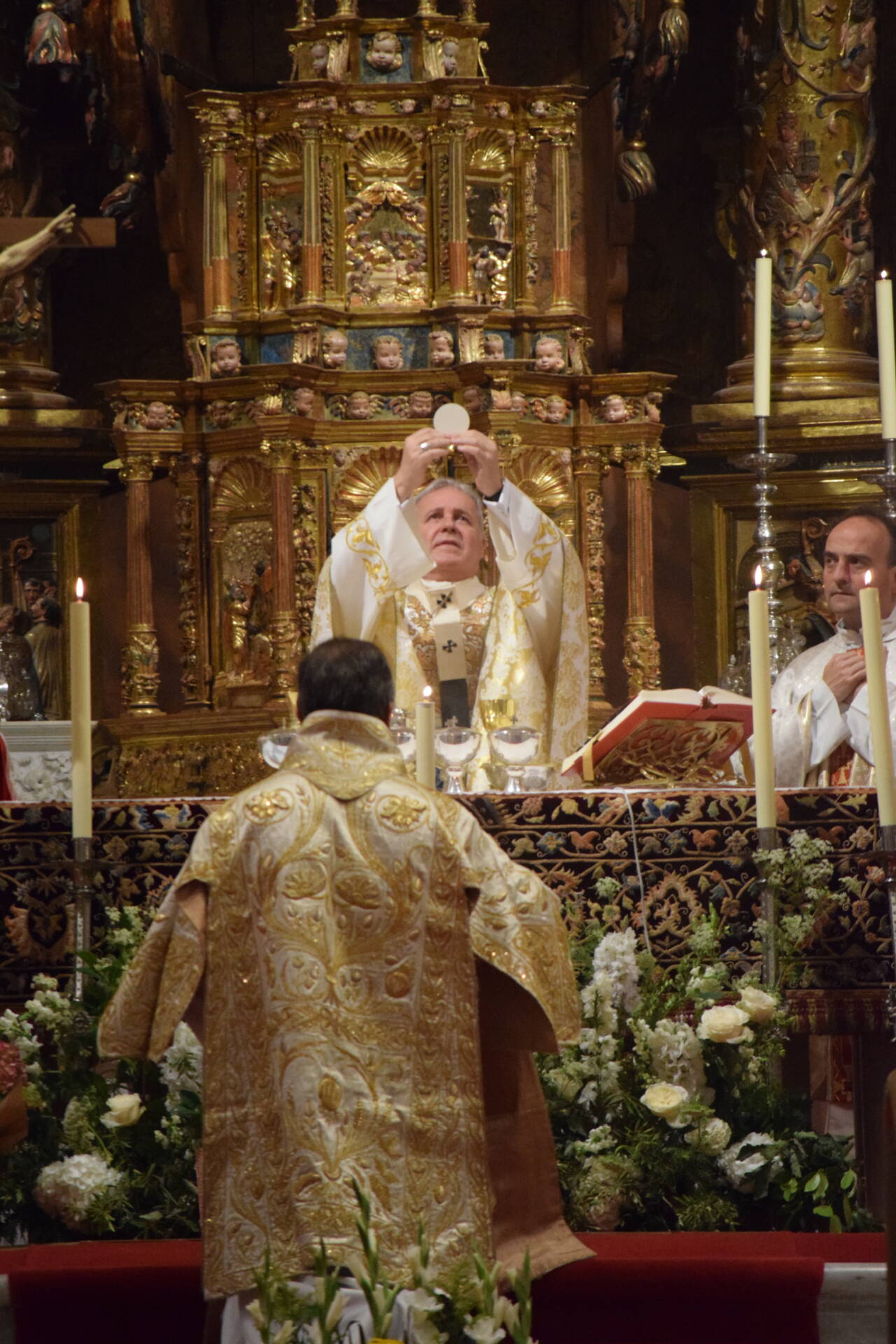 «La paz que el mundo necesita solo brota de un corazón convertido por la Eucaristía» 6 Corpus Christi Burgos eucaristía