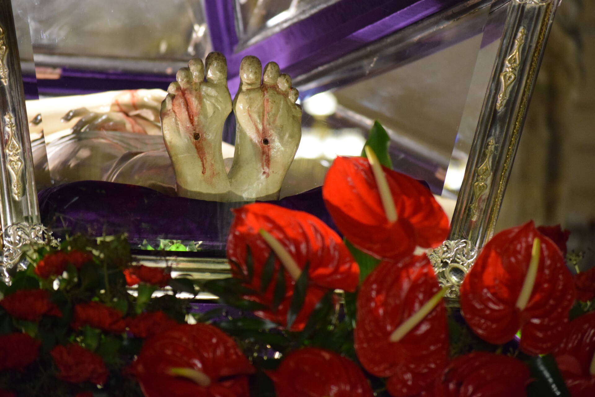 Lluvia de lágrimas ante el paso de Cristo Yacente 3 Cristo yacente Santo Entierro Burgos