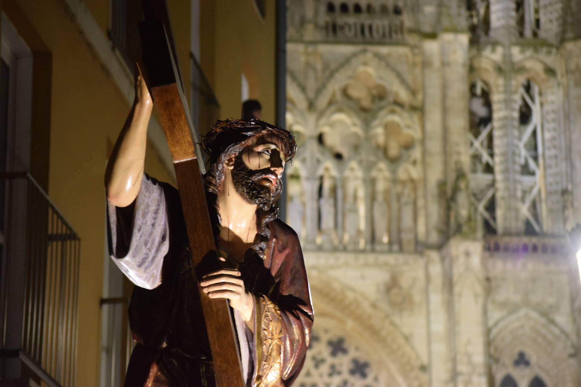 Lluvia de lágrimas ante el paso de Cristo Yacente 5 Cristo yacente Santo Entierro Burgos