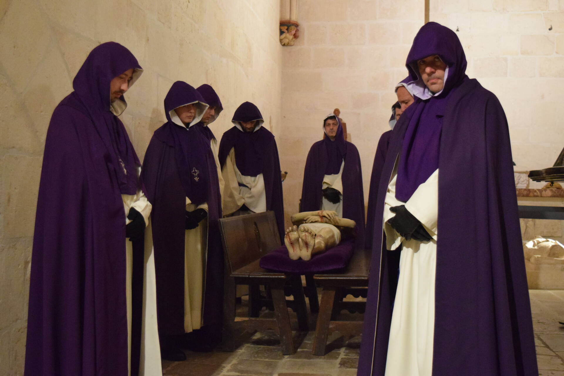 Lluvia de lágrimas ante el paso de Cristo Yacente 1 Cristo yacente Santo Entierro Burgos