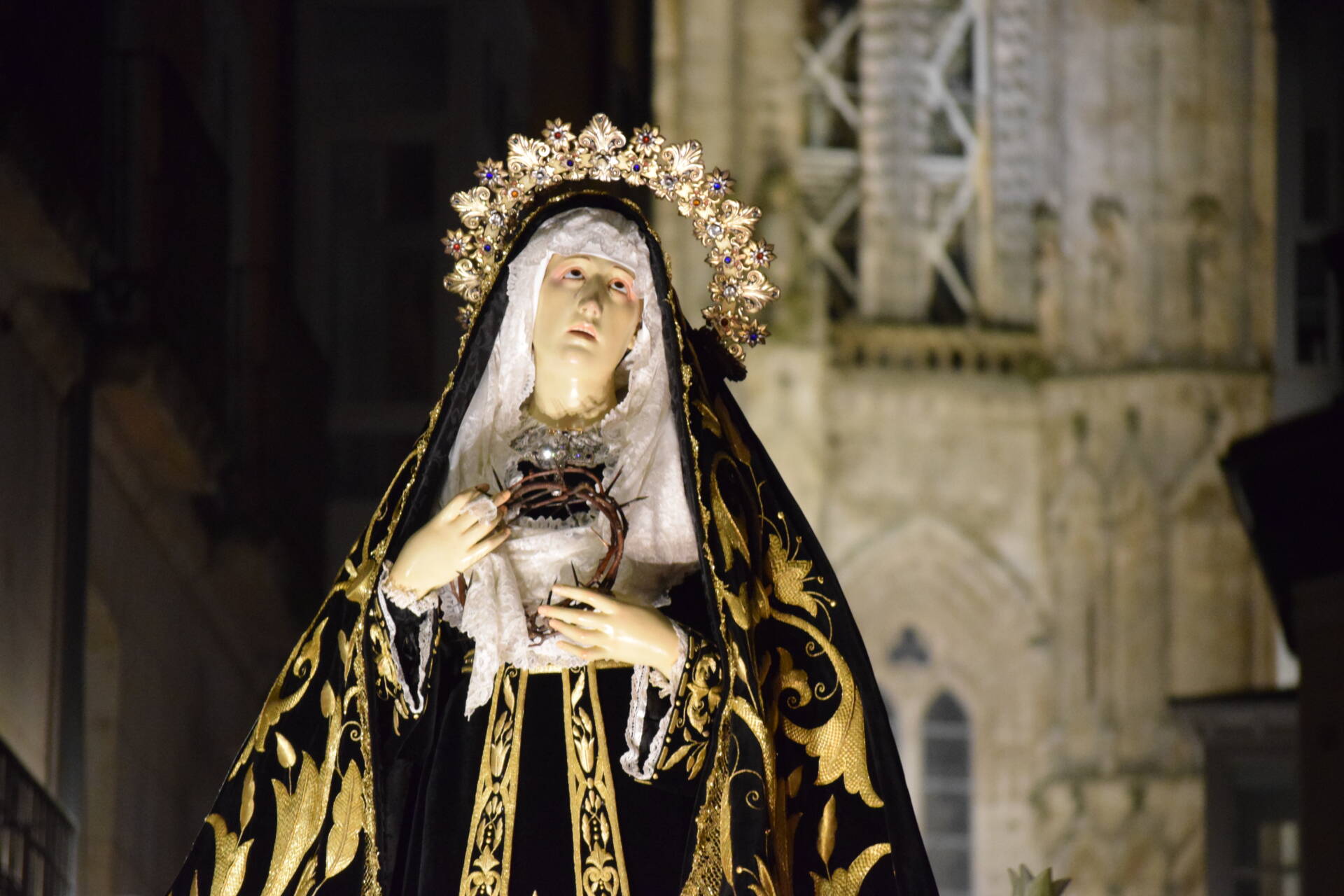 Lluvia de lágrimas ante el paso de Cristo Yacente 6 Cristo yacente Santo Entierro Burgos