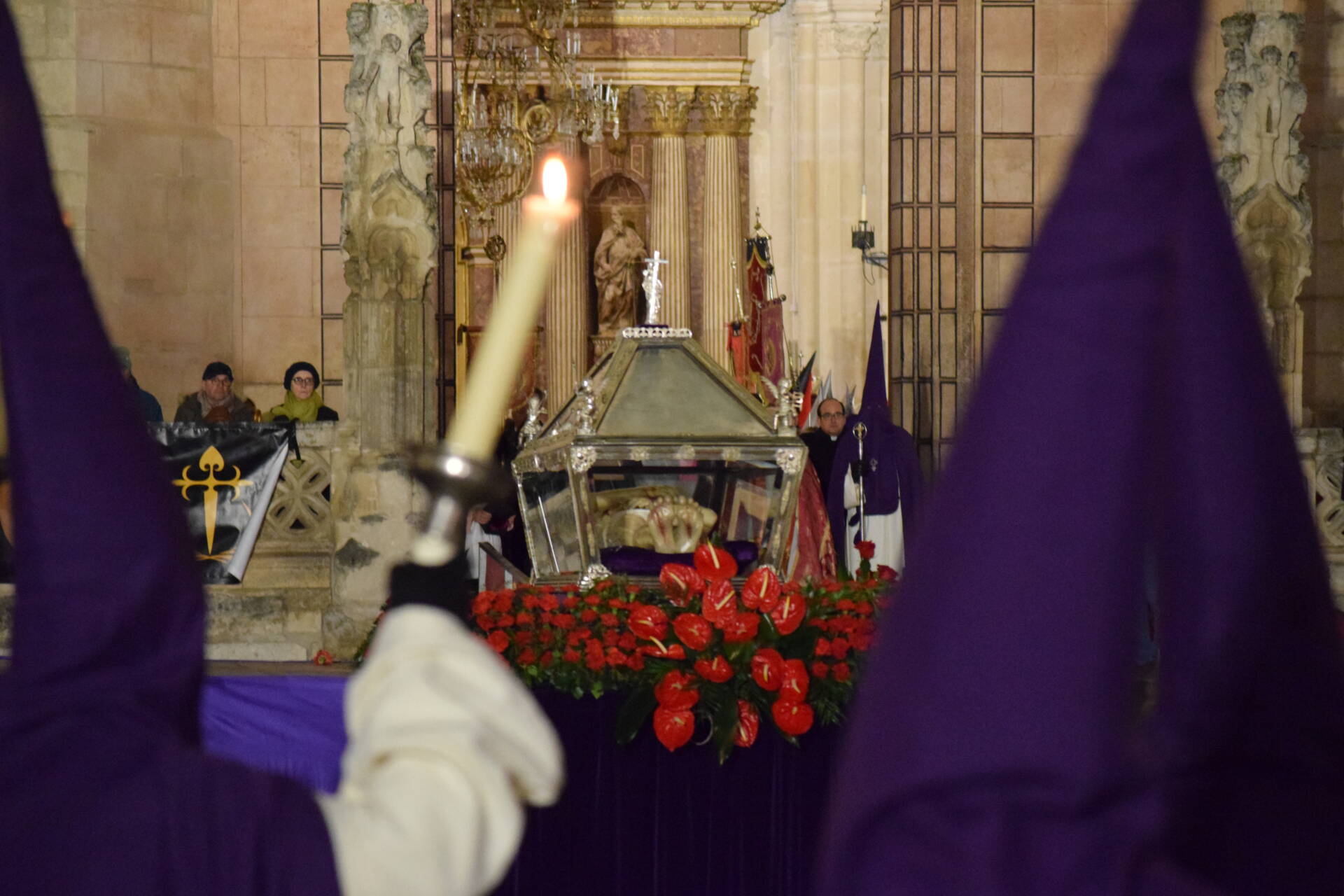 Lluvia de lágrimas ante el paso de Cristo Yacente 2 Cristo yacente Santo Entierro Burgos