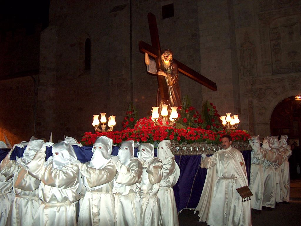 Comienzan las primeras procesiones de la Semana Santa de Burgos 1 cruz a cuestas