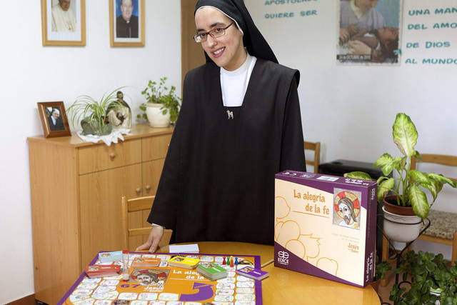 Un encuentro para «despertar la fe» en los más pequeños 1 La hermana María Granados, con el juego «La alegría de la fe». Foto: EFE.