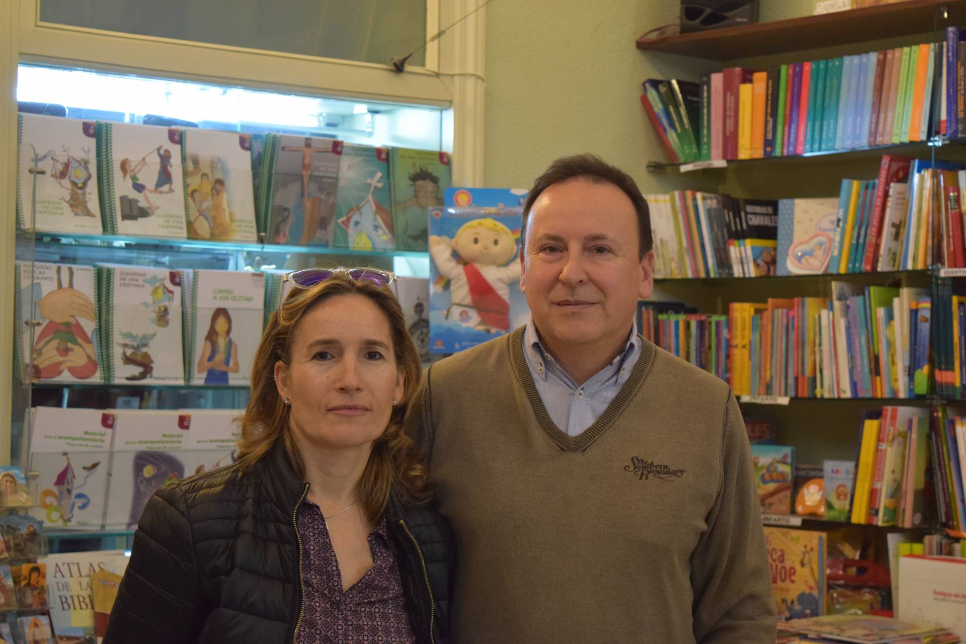 «No somos curas frustrados» 1 Enrique y Mariasun, en la librería diocesana donde él trabaja.