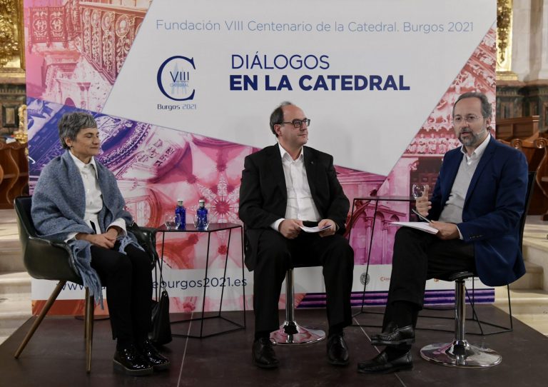 La capilla de Santa Tecla se llena de esperanza en Diálogos en la Catedral 1 Foto: Fundación VIII Centenario de la Catedral. Burgos 2021.