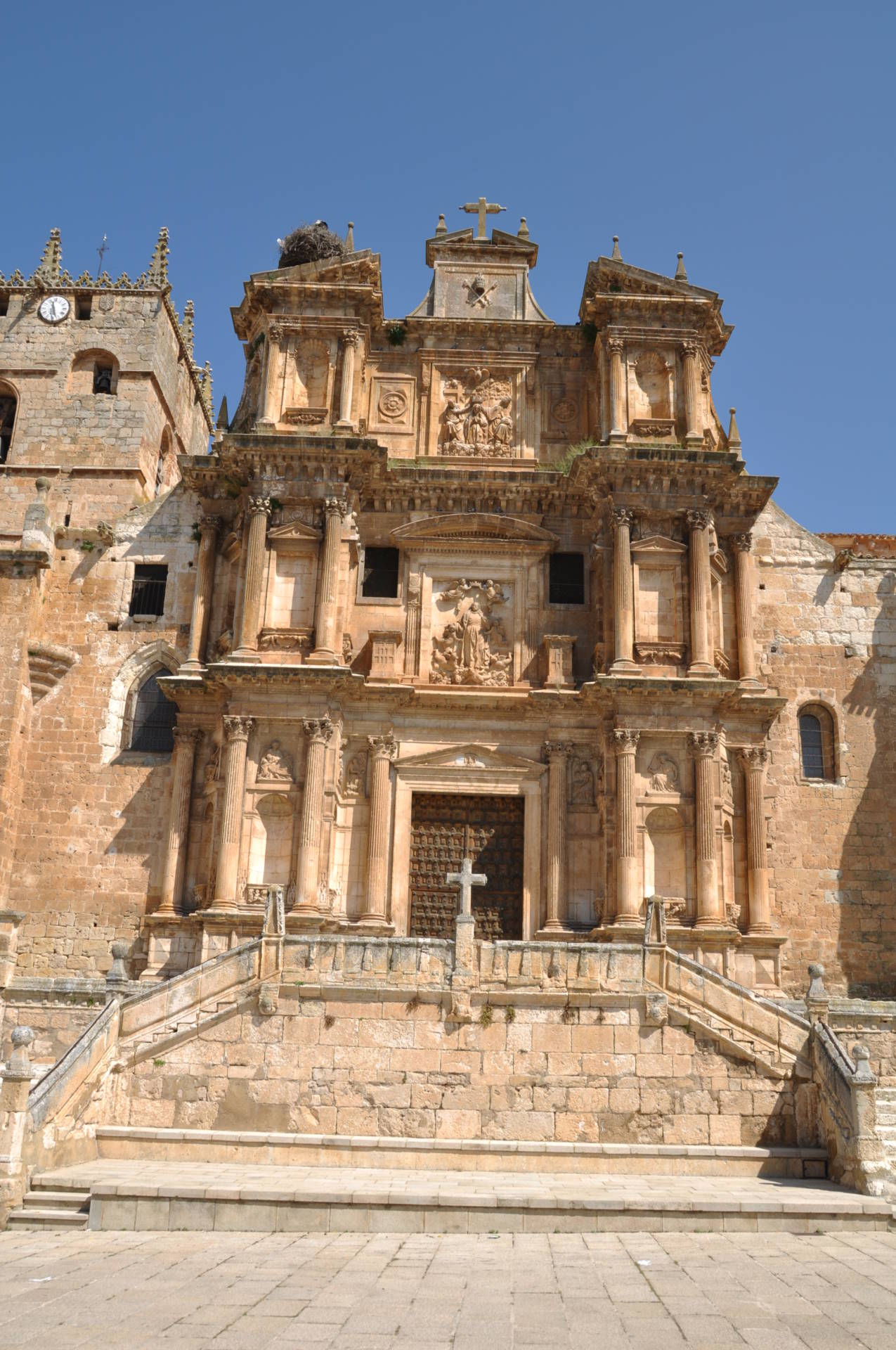 La iglesia de Gumiel de Izán, bautizada como la «Petra española», recibe más de 2.500 visitas en el puente 2 La iglesia de Gumiel de Izán, bautizada como la «Petra española», recibe más de 2.500 visitas en el puente