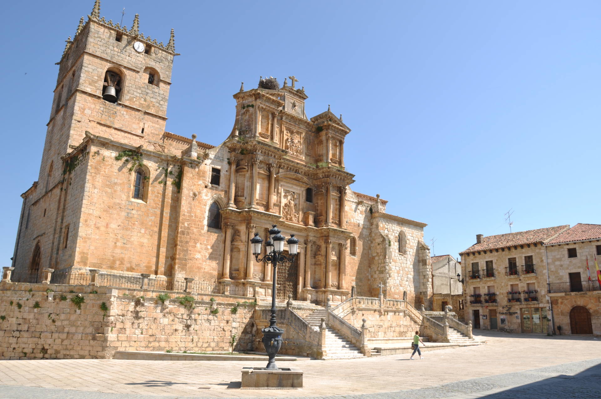 La iglesia de Gumiel de Izán, bautizada como la «Petra española», recibe más de 2.500 visitas en el puente 5 La iglesia de Gumiel de Izán, bautizada como la «Petra española», recibe más de 2.500 visitas en el puente