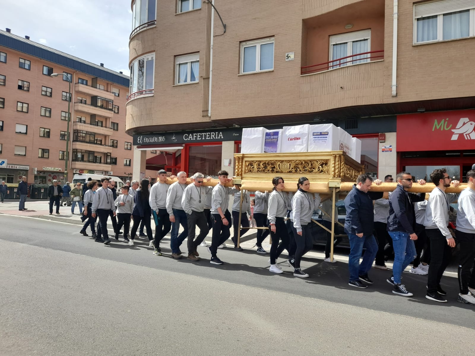 La cuaresma solidaria y orante de las cofradías arandinas 1 echame un kilo aranda_semana santa4