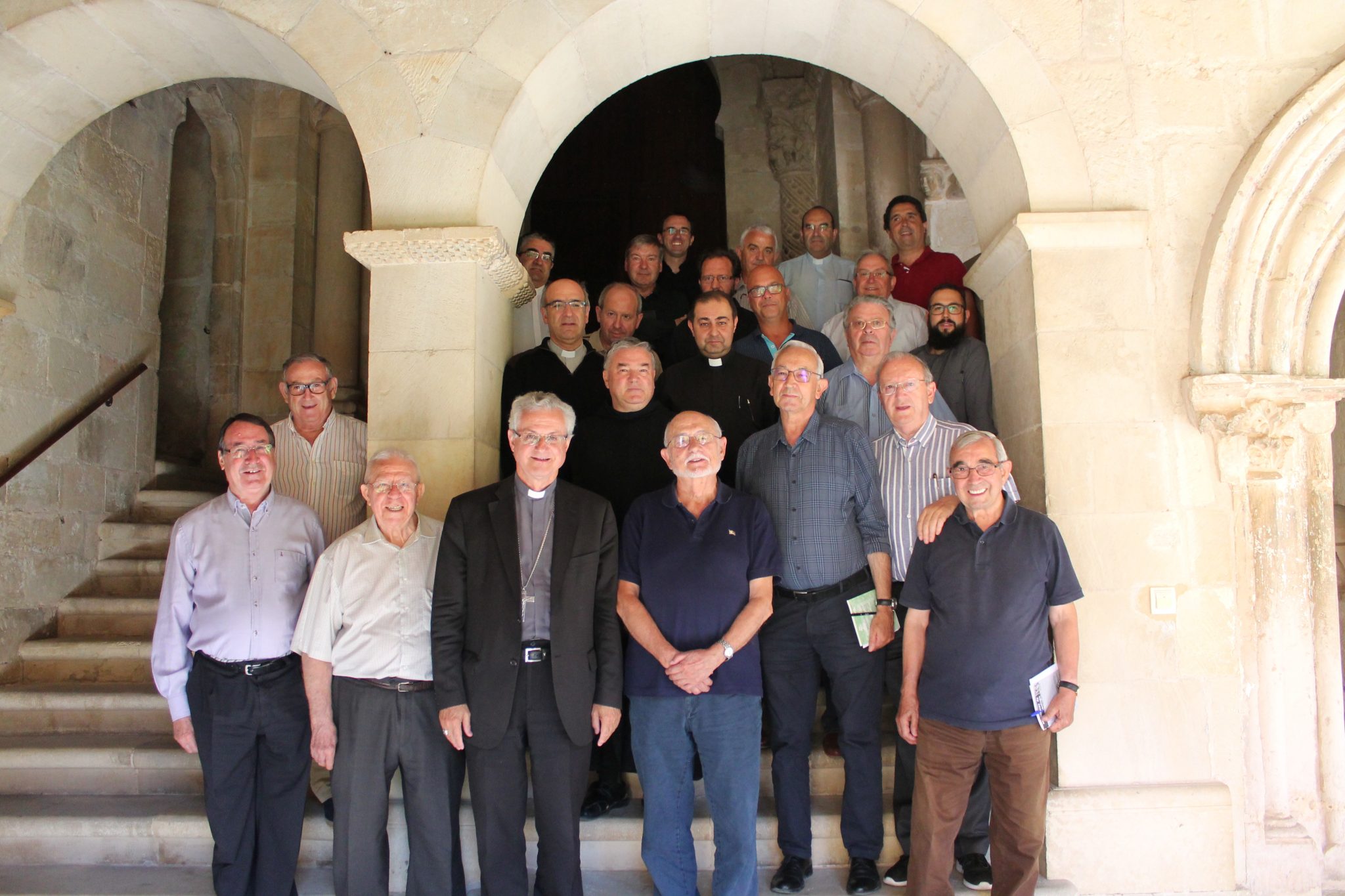 Sacerdotes de la diócesis realizan sus ejercicios espirituales en Silos 1 Los sacerdotes que asisten al retiro, junto al obispo de Urgel.