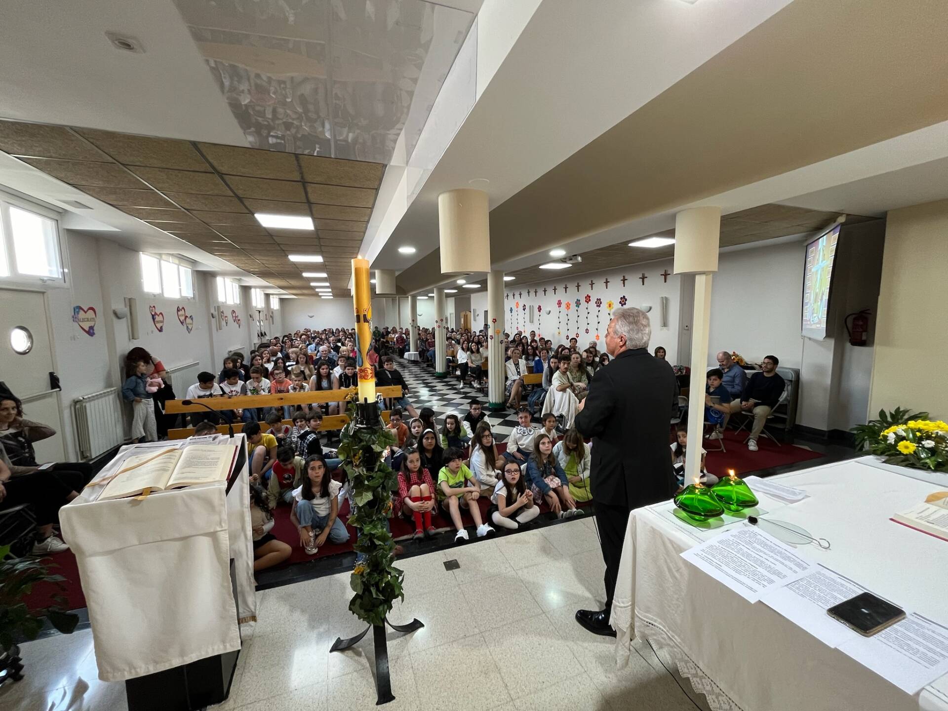 El arzobispo prosigue su visita pastoral en la parroquia del Espíritu Santo 16 El arzobispo prosigue su visita pastoral en la parroquia del Espíritu Santo