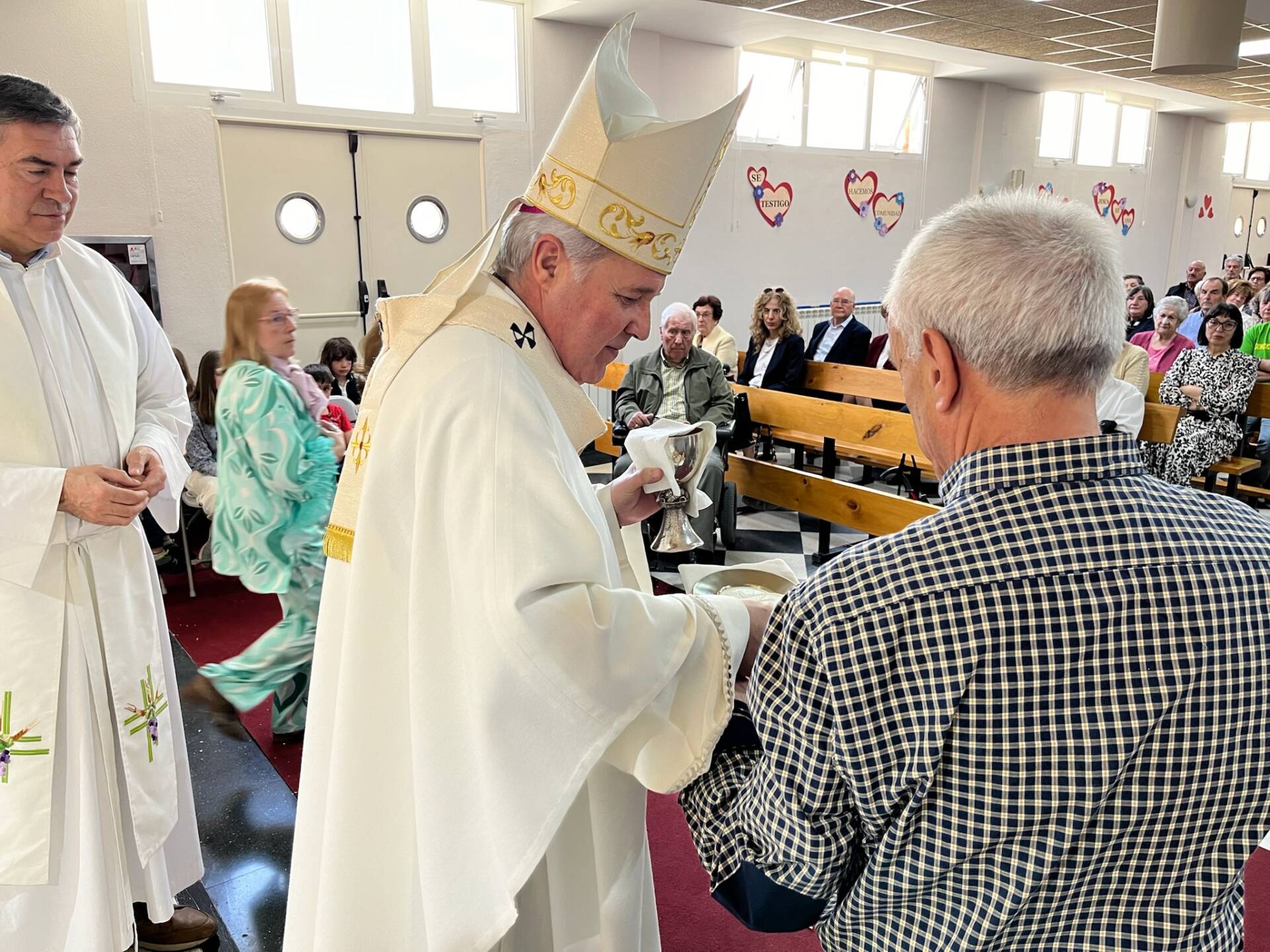 El arzobispo prosigue su visita pastoral en la parroquia del Espíritu Santo 11 El arzobispo prosigue su visita pastoral en la parroquia del Espíritu Santo