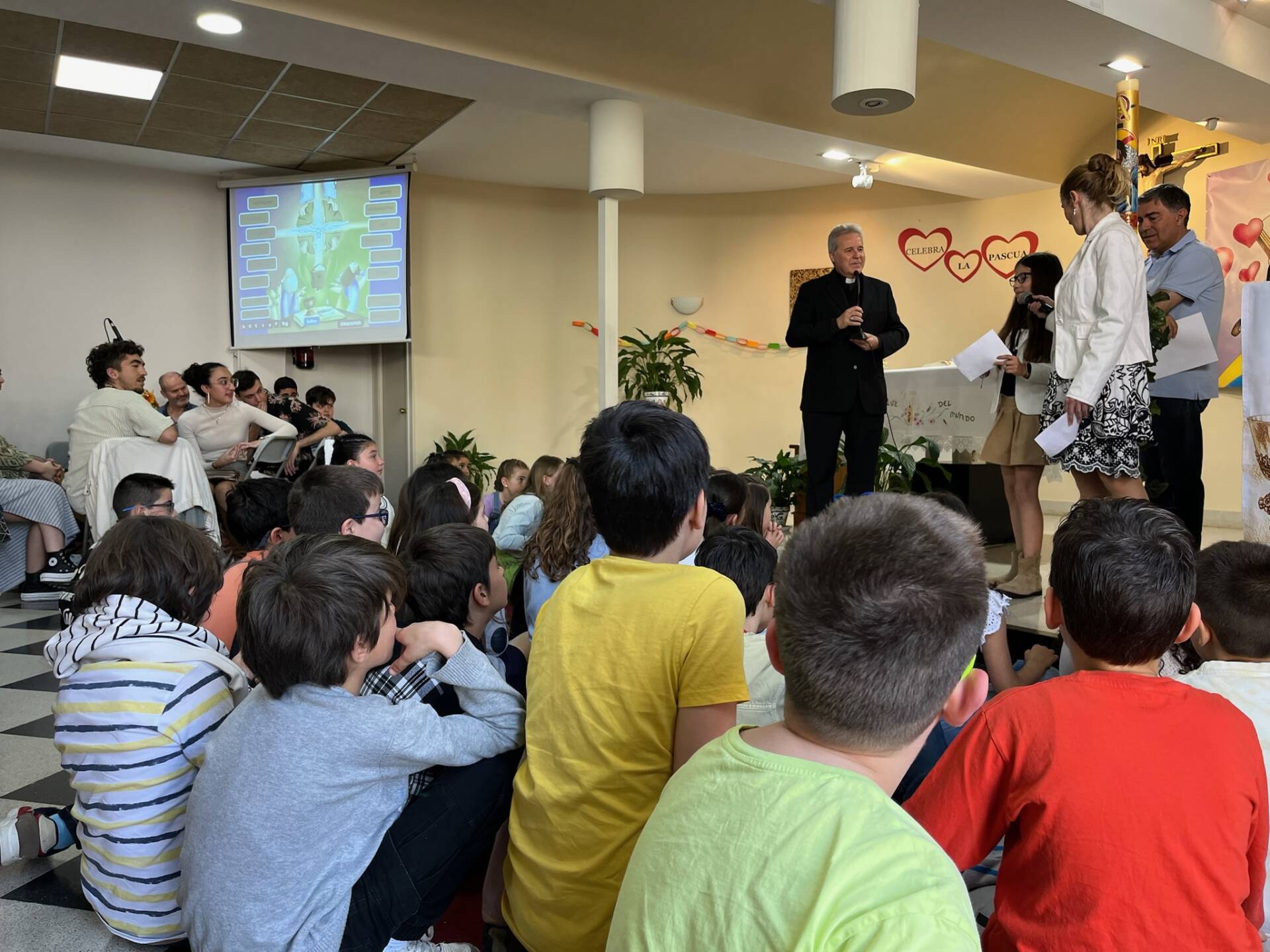 El arzobispo prosigue su visita pastoral en la parroquia del Espíritu Santo 12 El arzobispo prosigue su visita pastoral en la parroquia del Espíritu Santo
