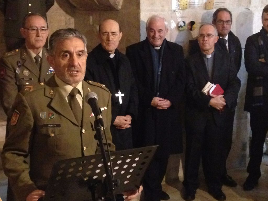 El claustro bajo de la catedral exhibe el belén del Regimiento de Transmisiones 2 enrique-menayo.jpg