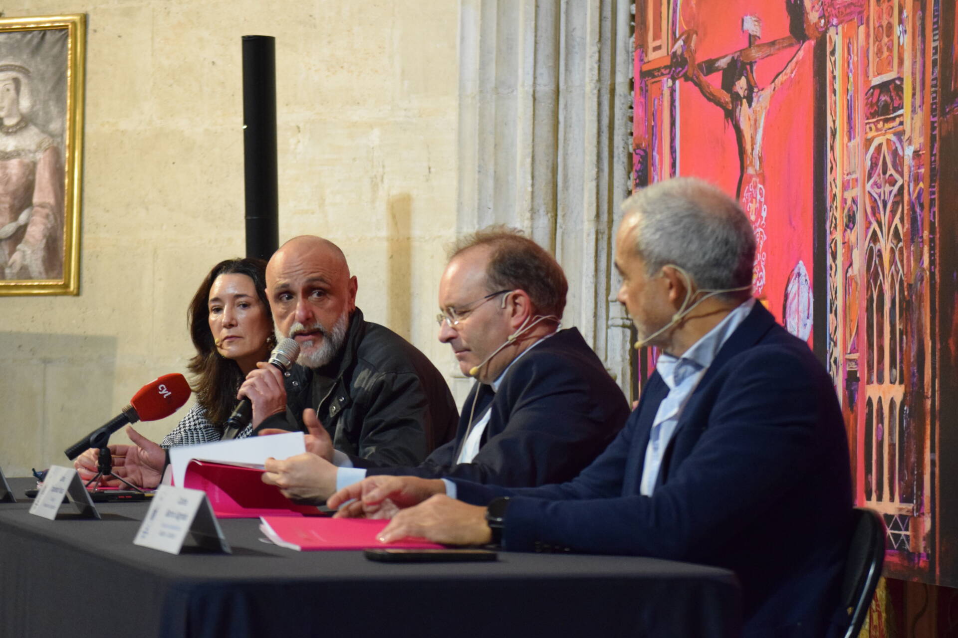 La particular mirada de Fran Herreros a la Catedral tiñe de rosa la sala Beato Valentín Palencia 1 exposición-fran-herreros-artist-and-cathedral_00003