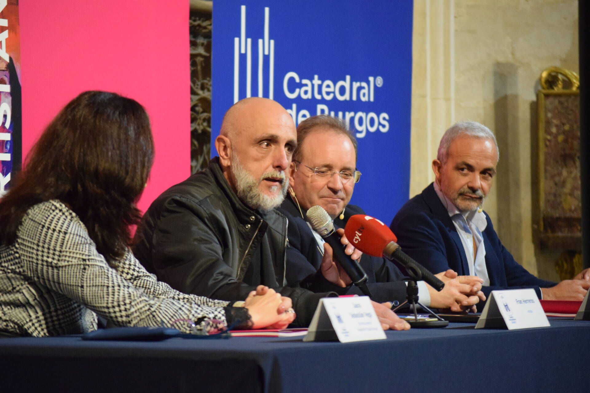 La particular mirada de Fran Herreros a la Catedral tiñe de rosa la sala Beato Valentín Palencia 5 exposición-fran-herreros-artist-and-cathedral_00005