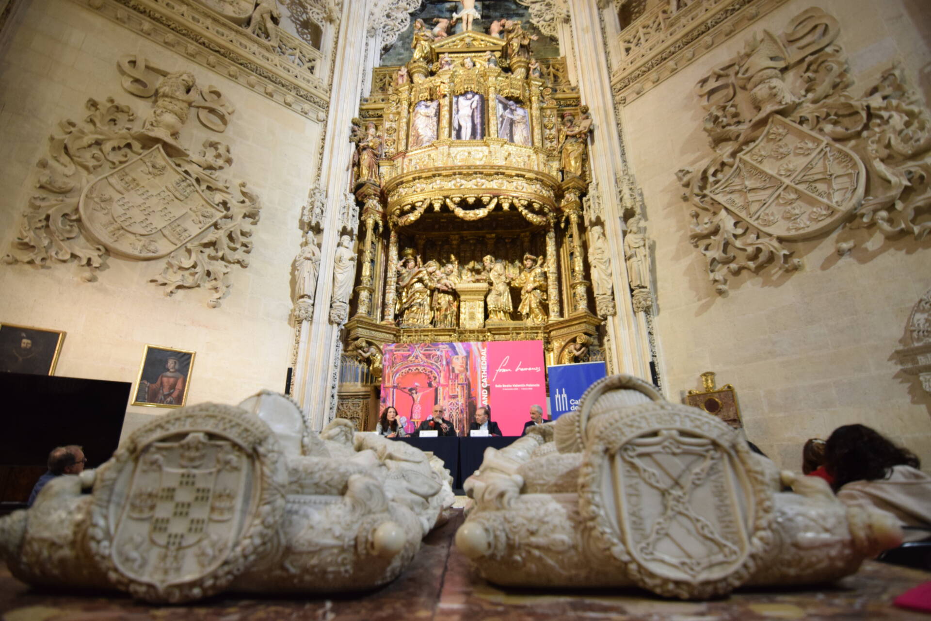 La particular mirada de Fran Herreros a la Catedral tiñe de rosa la sala Beato Valentín Palencia 6 exposición-fran-herreros-artist-and-cathedral_00006