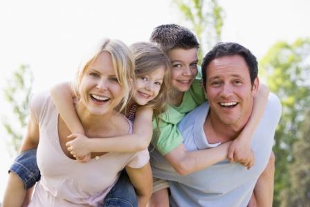 La familia, la gran institución del Creador 1 "El matrimonio según el plan originario del Creador se realiza entre un hombre y una mujer, que se convierten en esposo y esposa y, en el supuesto de que sea fecundo, en padre y madre"