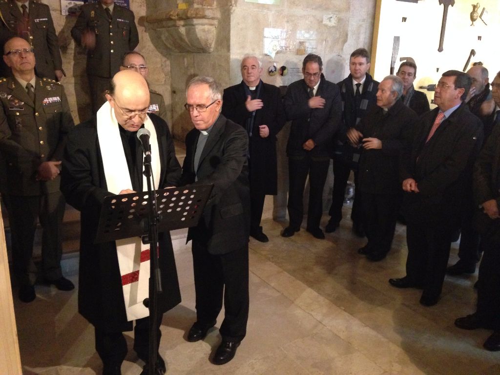 El claustro bajo de la catedral exhibe el belén del Regimiento de Transmisiones 1 fidel-herraez-belen.jpg