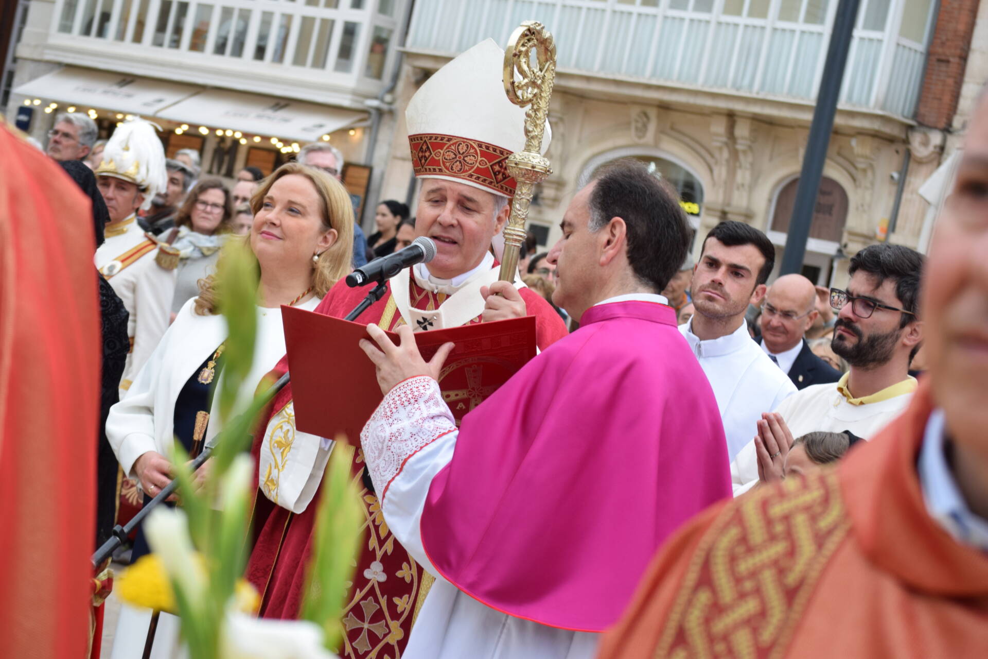Las fiestas nos ayudan a «dedicarnos los unos a los otros» y a «descansar honestamente del trabajo» 1 fiestas Burgos ofrenda flores santa maría la mayor