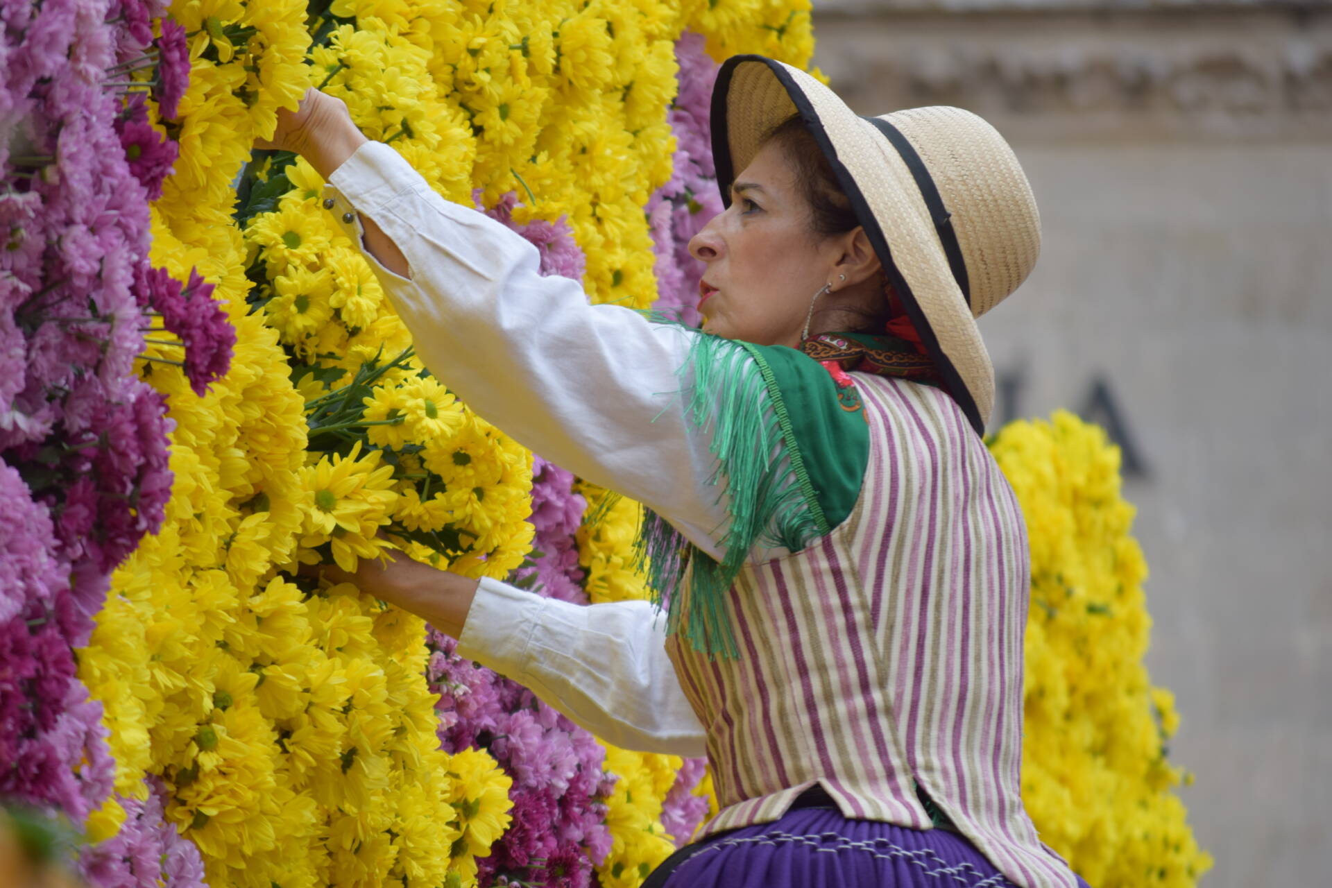 Las fiestas nos ayudan a «dedicarnos los unos a los otros» y a «descansar honestamente del trabajo» 5 fiestas Burgos ofrenda flores santa maría la mayor