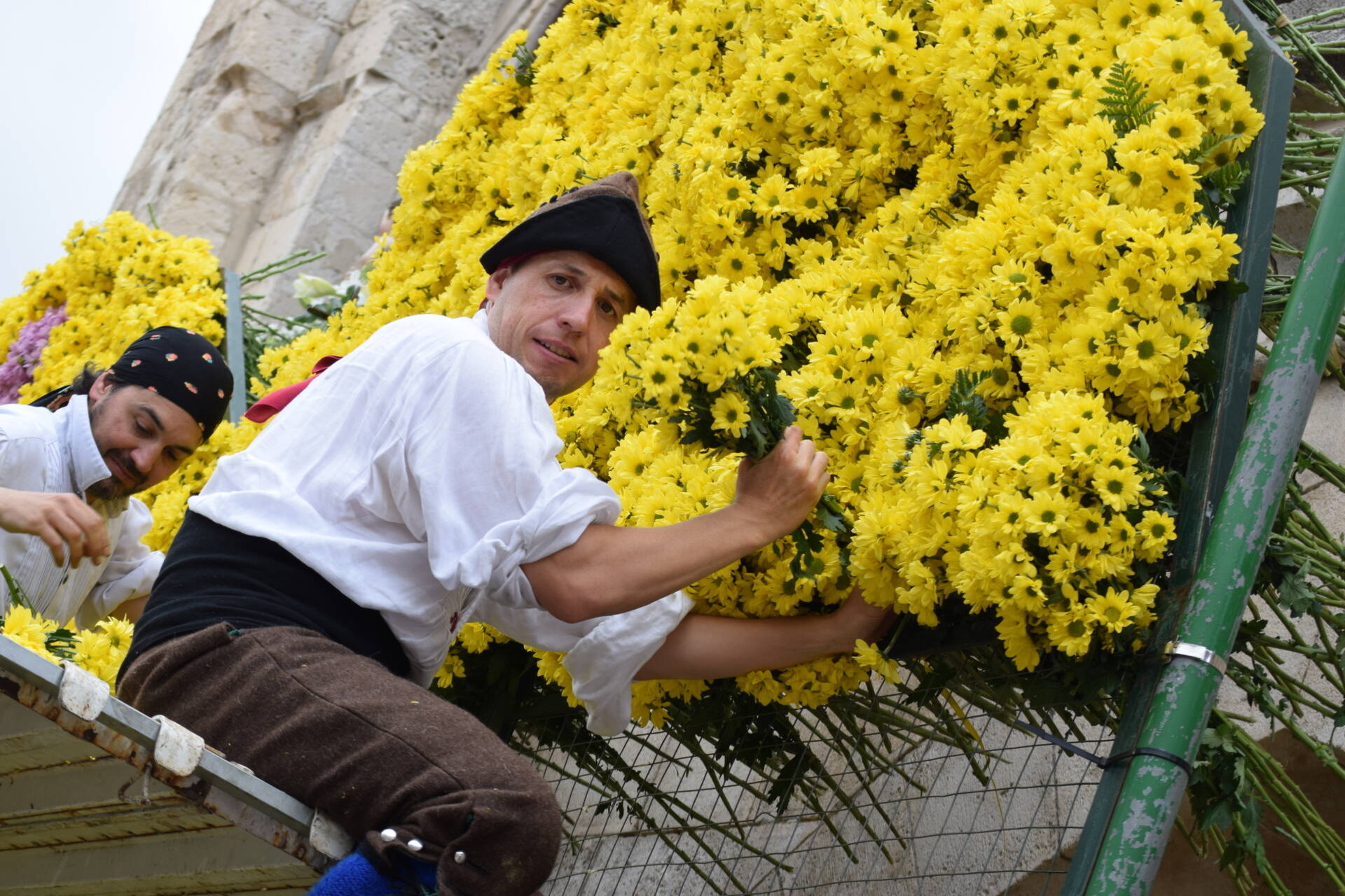 Las fiestas nos ayudan a «dedicarnos los unos a los otros» y a «descansar honestamente del trabajo» 3 fiestas Burgos ofrenda flores santa maría la mayor
