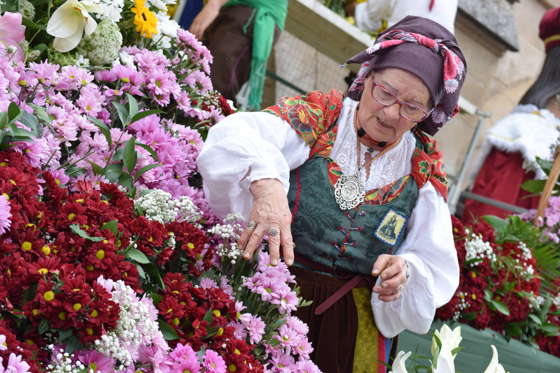 Las fiestas nos ayudan a «dedicarnos los unos a los otros» y a «descansar honestamente del trabajo» 4 fiestas Burgos ofrenda flores santa maría la mayor