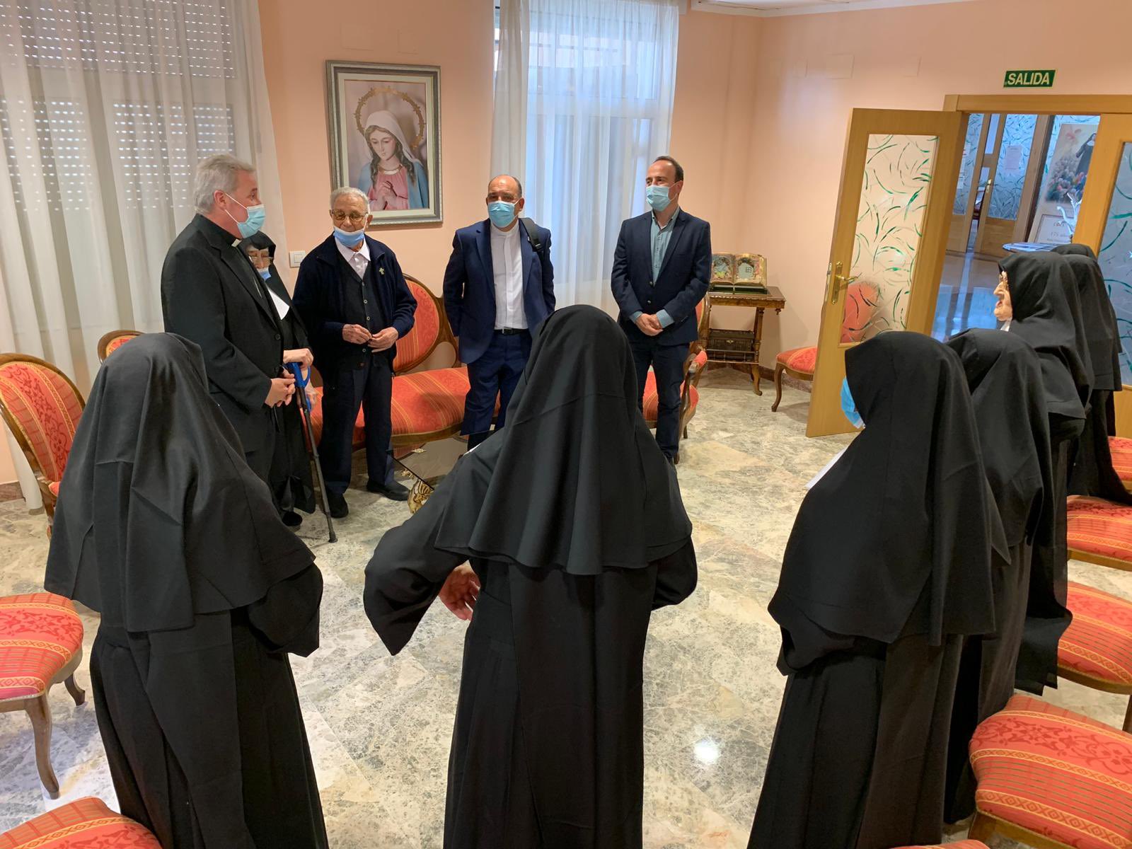 Medio millar de arandinos veneran a la Virgen de las Viñas en el exterior de su ermita 7 hermanitas