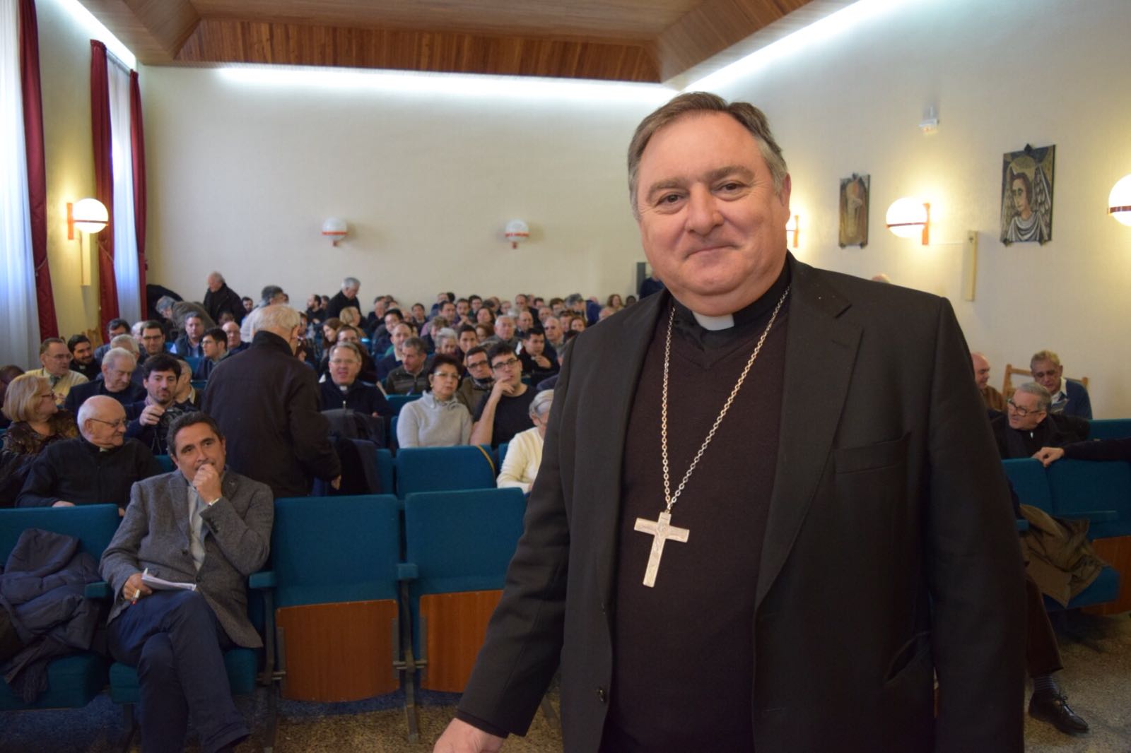 «La ideología de género nos llama a despertar del sueño y dar una respuesta cristiana» 1 El obispo de Asidonia Jerez, antes de su intervención en la Facultad.