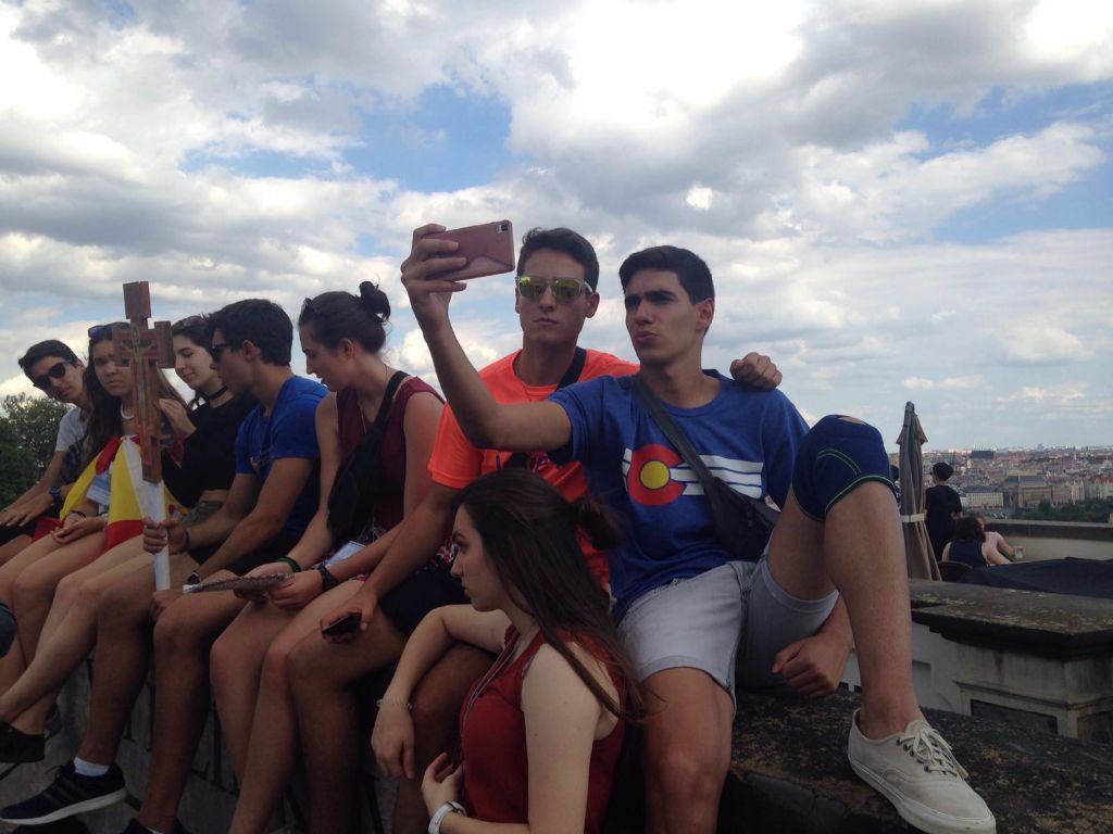 Los jóvenes burgaleses de la JMJ descubren Praga 2 img-20160720-wa0001.jpg