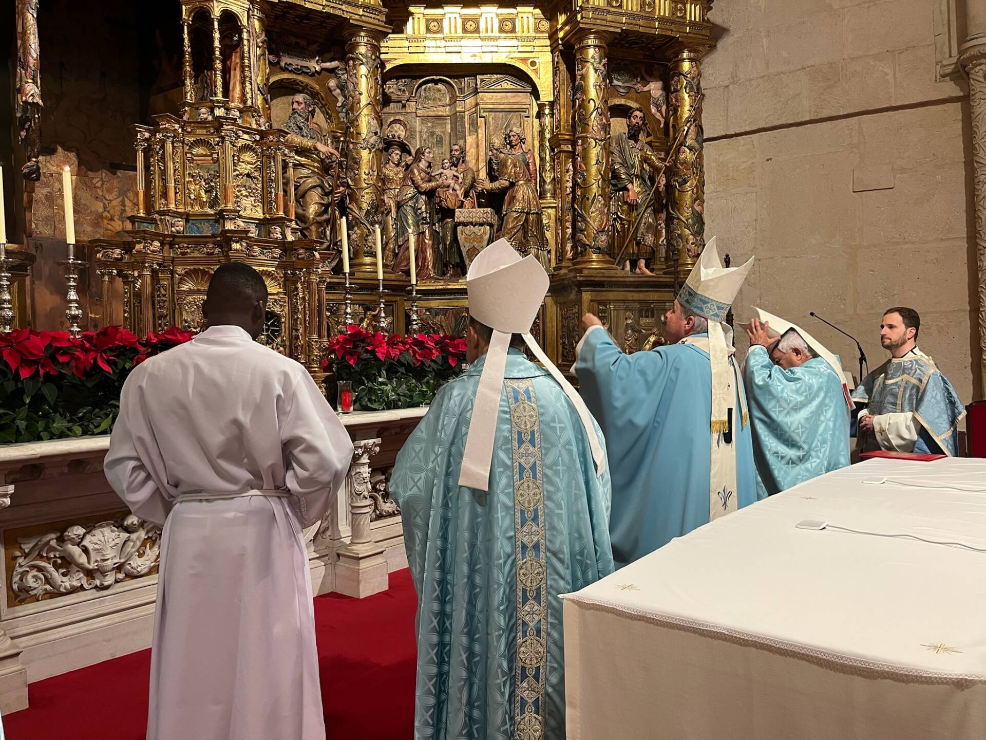 Mons. Iceta: «María, madre de esperanza, nunca abandona a sus hijos» 3 IMG_3661
