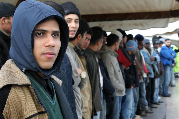 La emigración, un viaje de la humanidad en el que la Iglesia está presente 2 Would-be immigrants wait on arrival to L