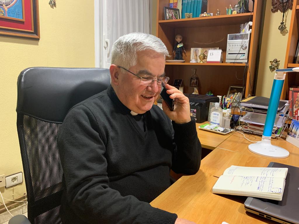 Un cura colgado al teléfono en tiempos de pandemia 1 Jesús María, colgado al teléfono en el despacho de su parroquia.